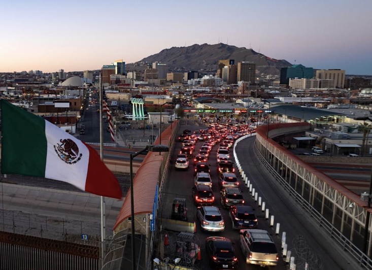 Business professionals networking in Ciudad Juárez